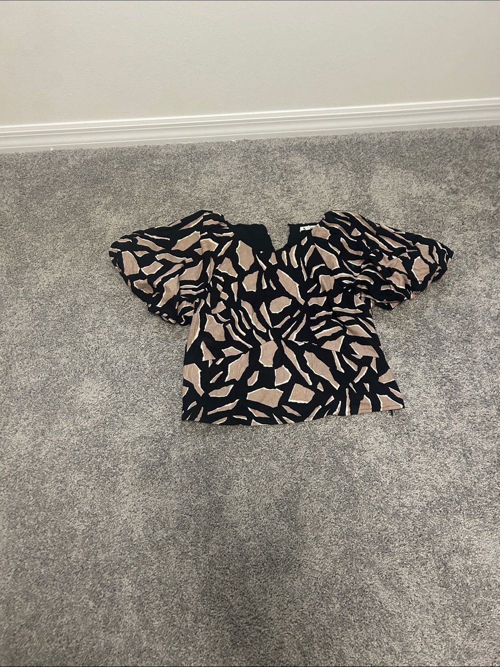 DKNY Black and Beige Abstract Puff-Sleeve Blouse